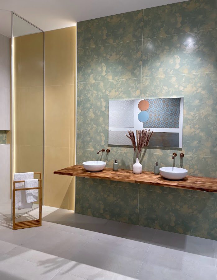 SIKO Trend moderní koupelna 2024, masivní deska pod umyvadlo, květinový obklad, tapetový efekt na zdi díky obkladu, sprchový kout walk-in, pískový obkl