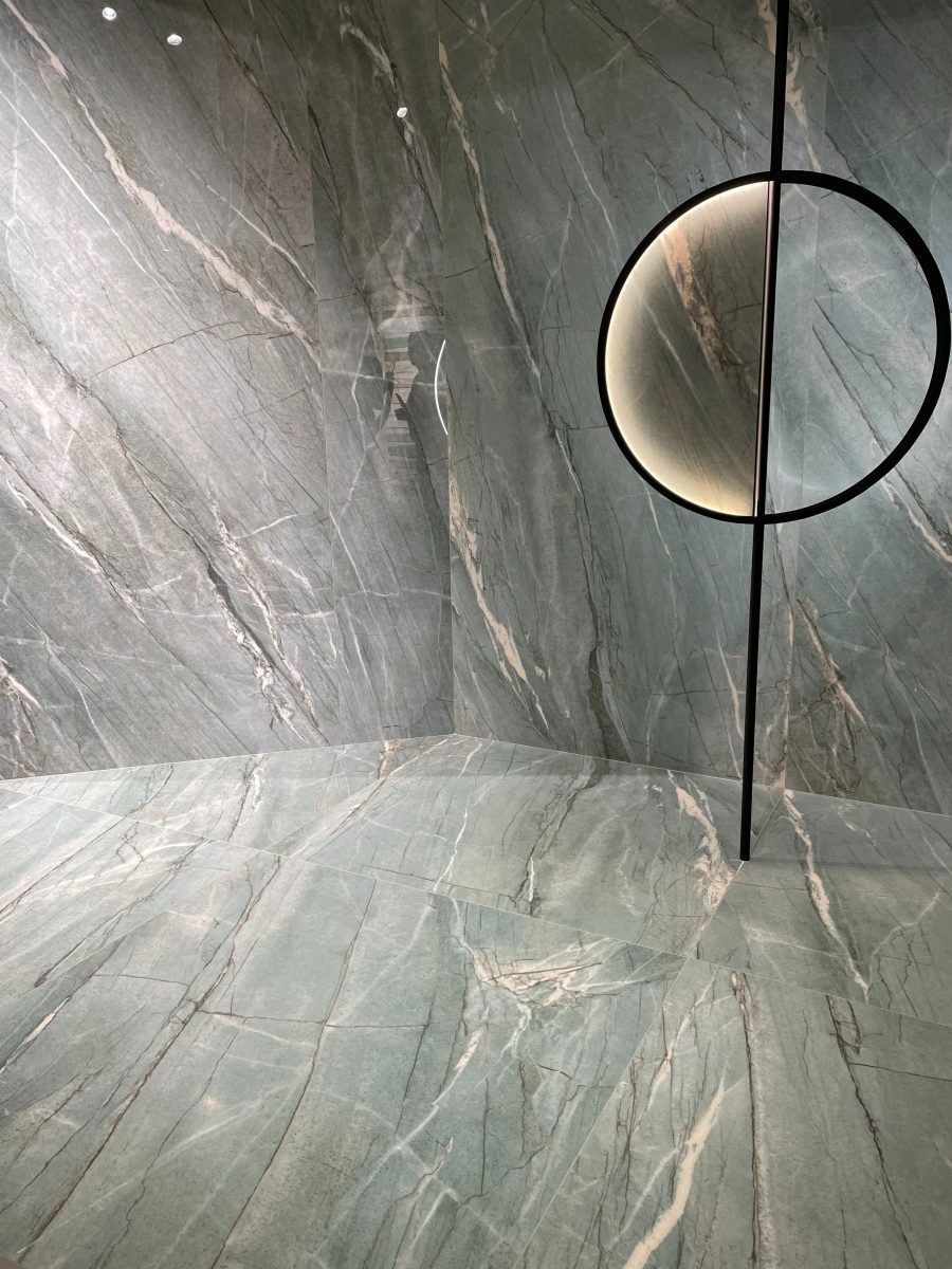 SIKO Trend moderní koupelna 2024, šedý mramor, velkoformát, kámen, travertin, minimalismus v koupelně