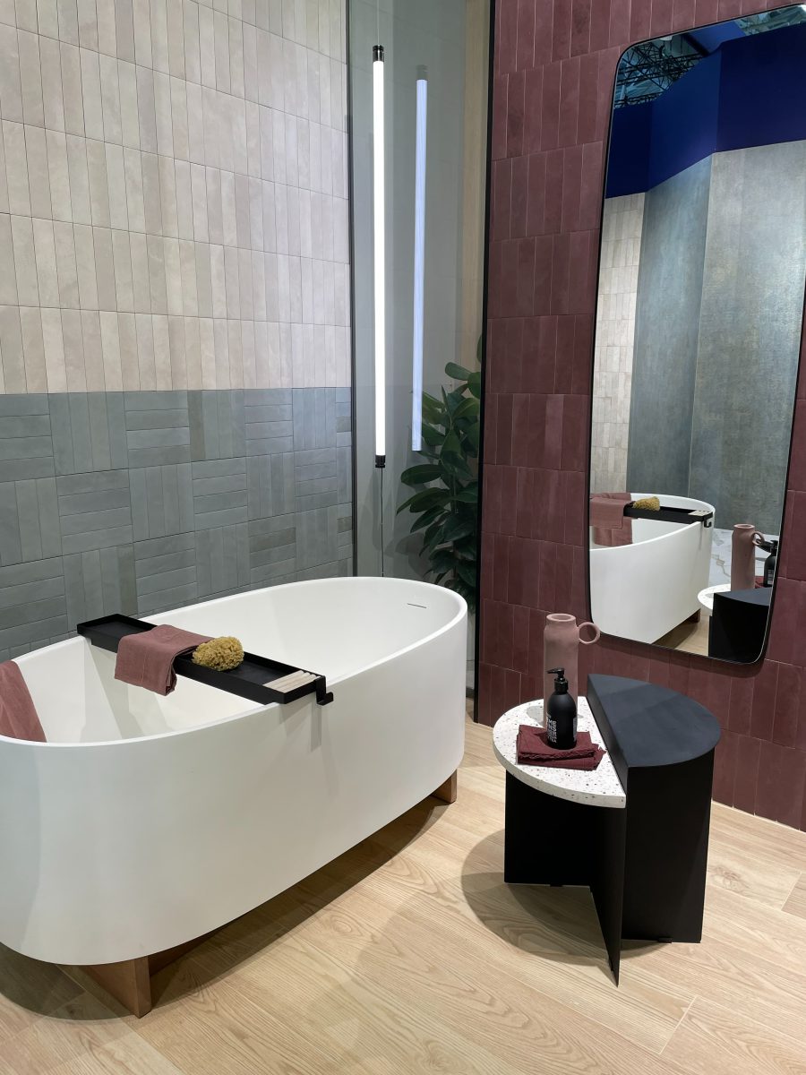 SIKO Trend moderní koupelna 2024, zemité tóny, modrá, šedá, vínová, strukturovaný obklad, volně stojící originální vana, vysoké zrcadlo v koupelně