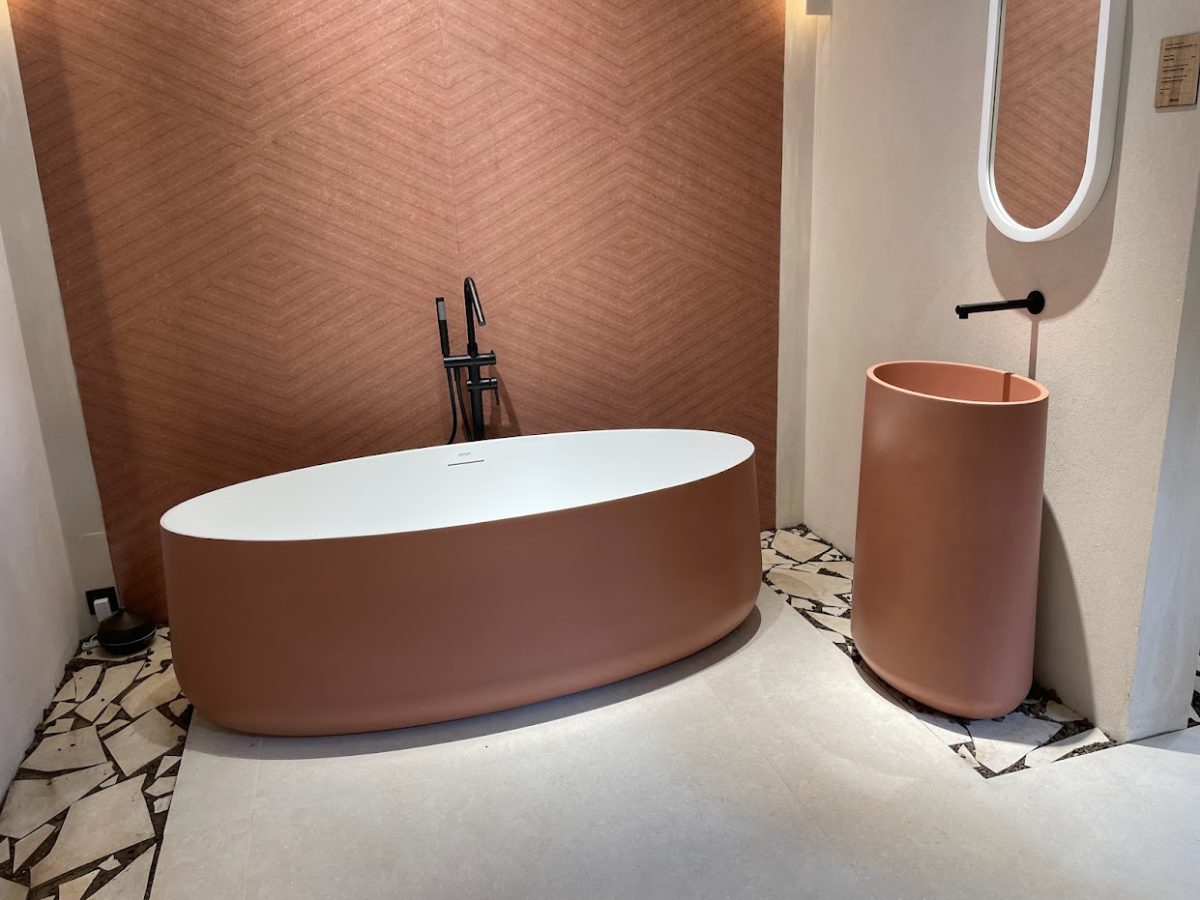 SIKO Trend moderní koupelna v odstínu cotto, cihlově červená, strukturovaný velkoformát, tapetový vzor na zdech, originální volně stojící vana