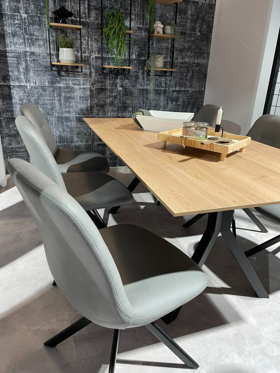 SIKO Trendy jedálenský stôl s čalúnenými sivými stoličkami, železné čierne nohy stola.
