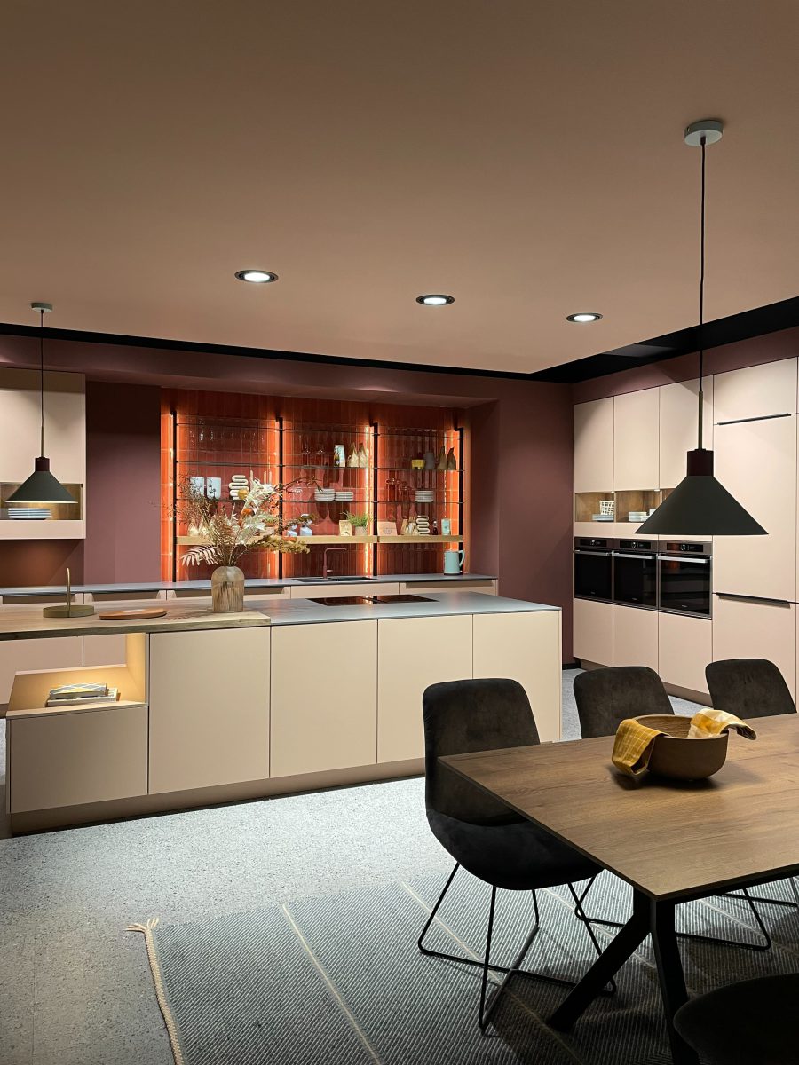 SIKO Trendy moderná kuchyňa s podsvietenými policami, efektné police v kuchyni, svetlohnedá farba v kuchyni. Kuchynský ostrovček.