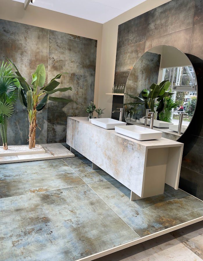 SIKO Trendy moderní koupelna 2024, kamenný vzor, inspirace přírodou, velkoformát, šedé tóny, patina, velké zrcadlo v koupelně