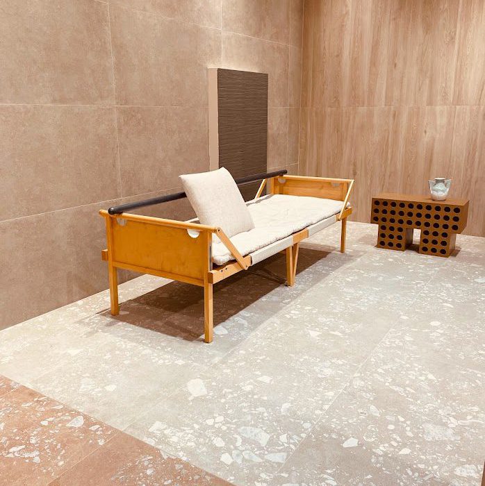 SIKO Trendy moderní koupelna 2024, pískově hnědá a terrazzo dlažba, dřevěný obklad a velkoformátový pískově hnědý obklad v designu kamene