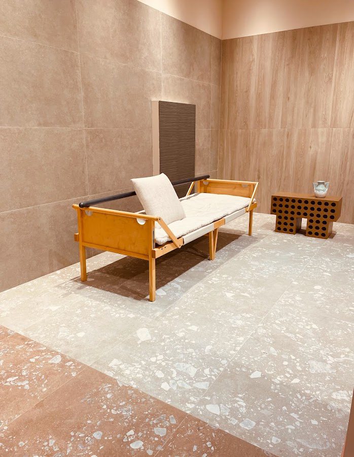SIKO Trendy moderní koupelna 2024, pískově hnědá a terrazzo dlažba, dřevěný obklad a velkoformátový pískově hnědý obklad v designu kamene