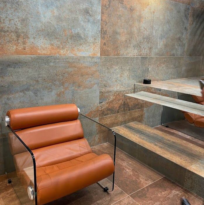 SIKO Trendy moderní koupelna 2024, inspirace pro interiér v designu kamene, velkoformátový obklad a dlažba v přírodních zemitých tónech s prvky patiny