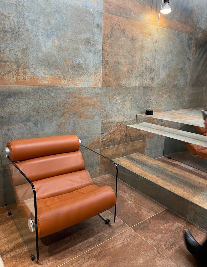 SIKO Trendy moderní koupelna 2024, inspirace pro interiér v designu kamene, velkoformátový obklad a dlažba v přírodních zemitých tónech s prvky patiny