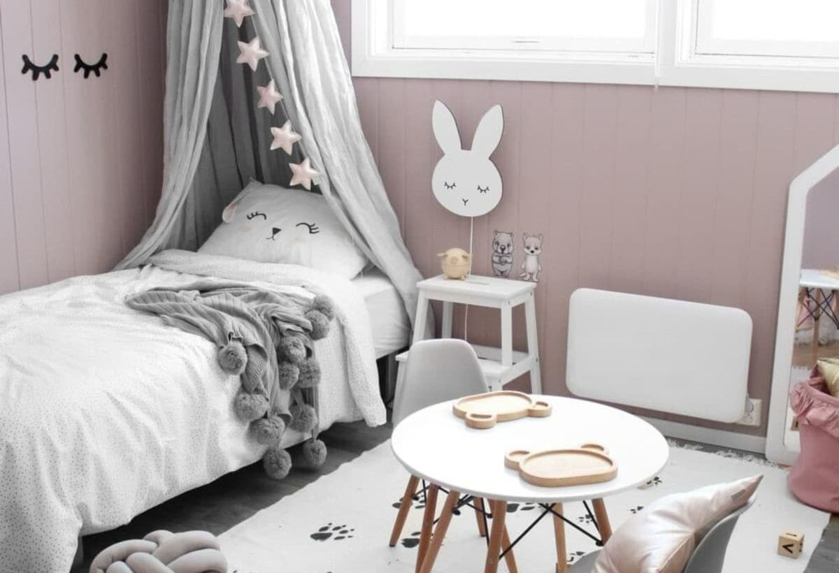 SIKO Moderně vybavený dětský pokoj s bílým topným panelem, ideální vytápění dětského pokoje sálavým teplem.