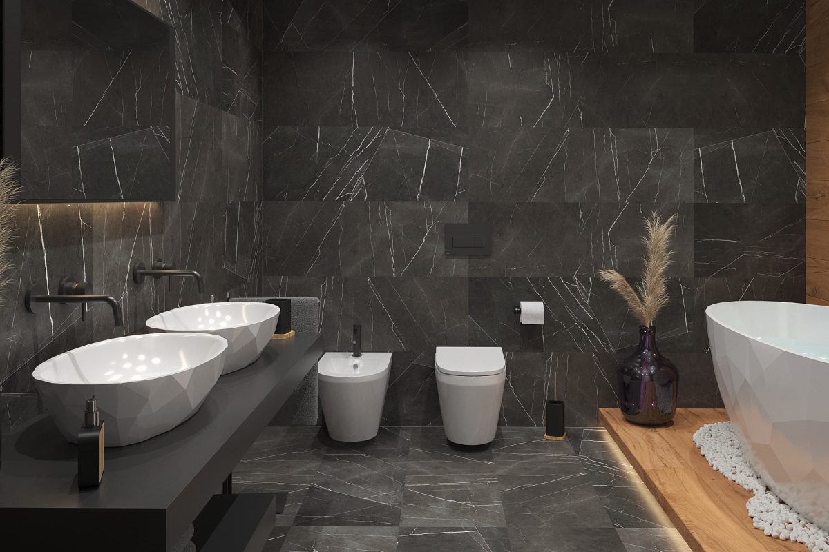 SIKO minimalistická koupelna, černý mramor, dřevěná podlaha, volně stojící vana, závěsné WC, oválné umyvadlo na desku, černé umyvadlové baterie
