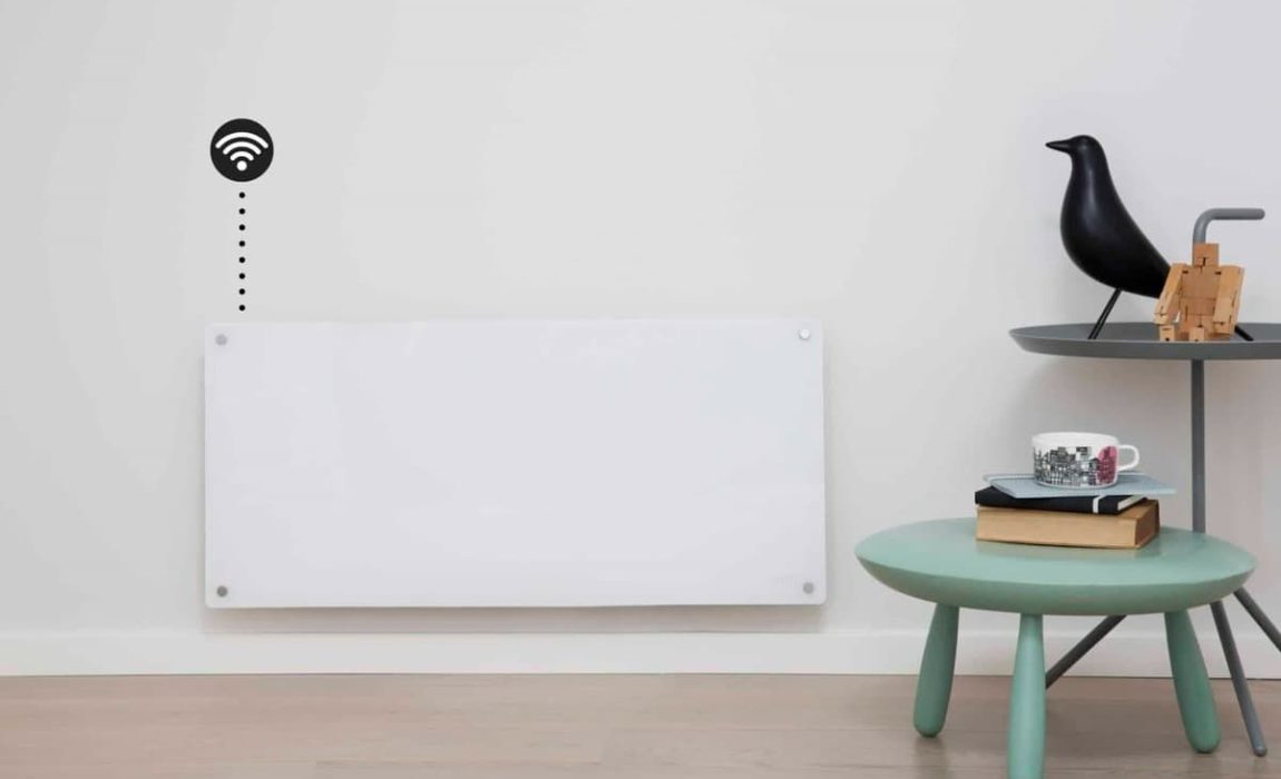 SIKO_Bílý topný panel, chytrá funkce na dálkové ovládání pomocí wifi, moderní stolek a židlička.