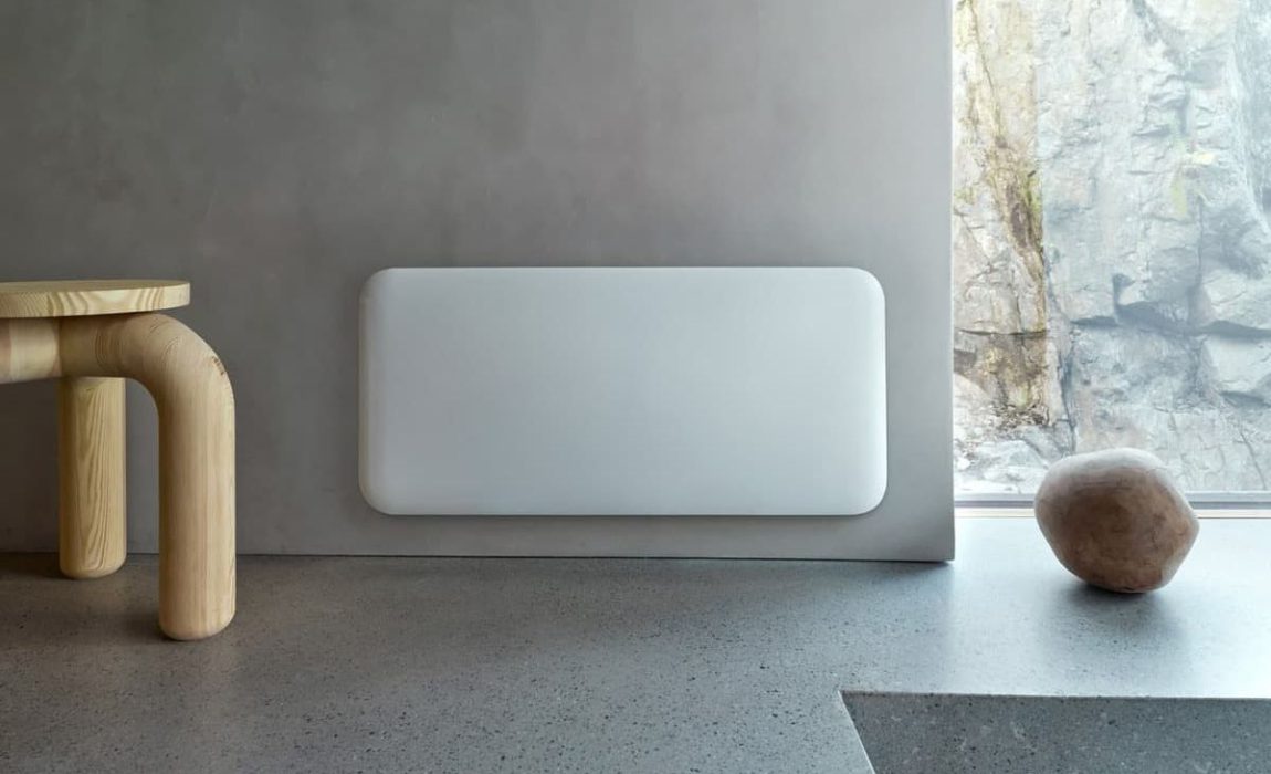 SIKO_Bílý topný panel v jednoduchém designu vhodný do minimalistických interiérů, zde betonový design obkladu i dlažby.