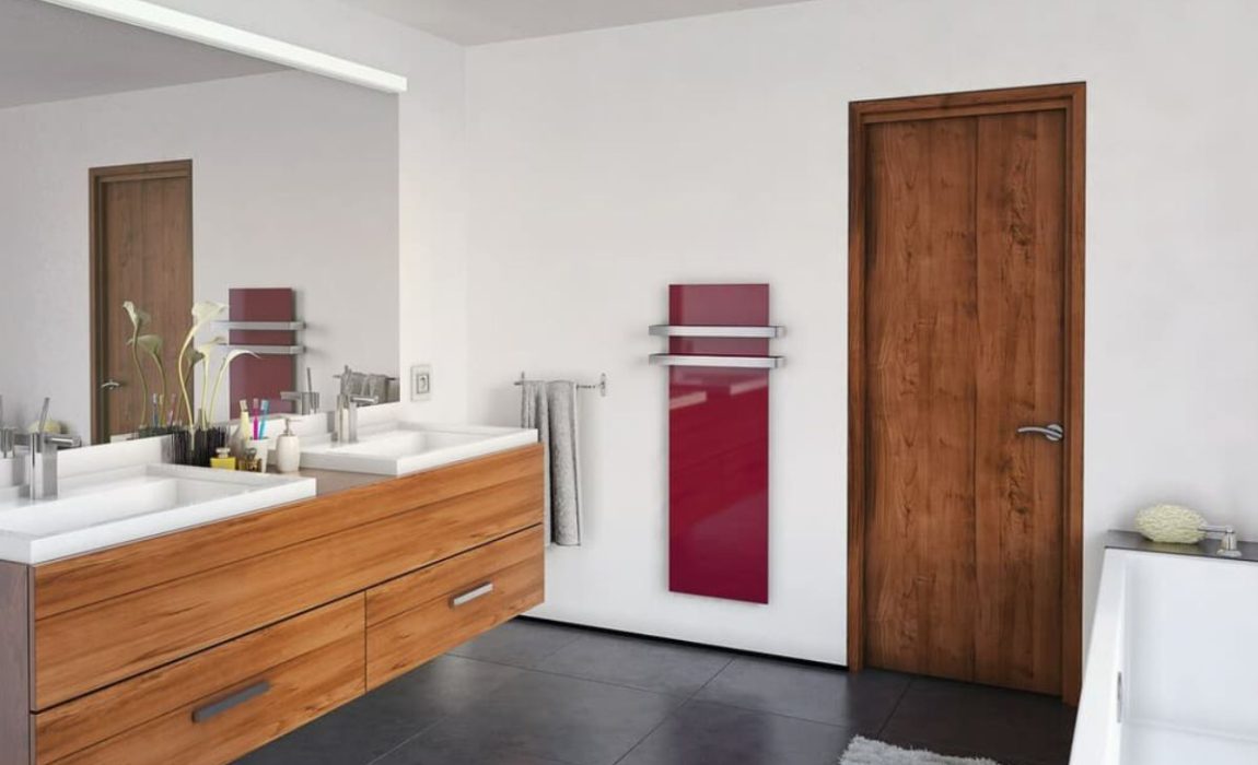 SIKO_Červený sálavý infrapanel ve velké moderní koupelně s antracitovou dlažbou, velká závěsná skříňka s dvěma umyvadly, volně stojící vana a v