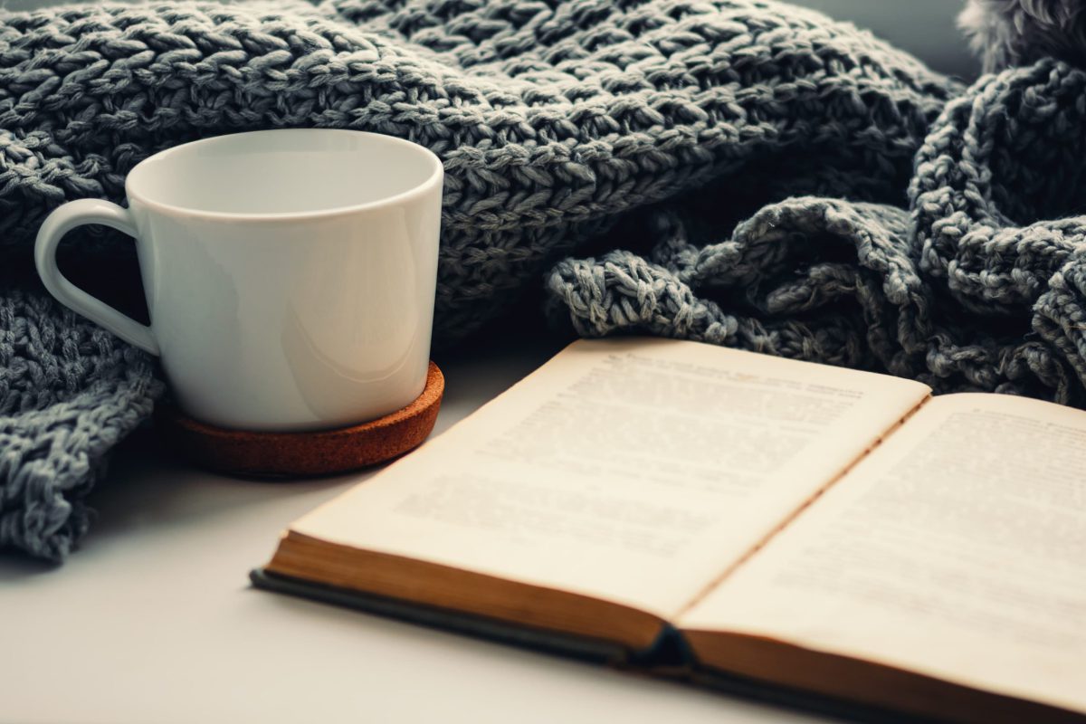 SIKO_Hygge atmosféra, kniha, stylový minimalistický hrnek, teplá šedivá deka.