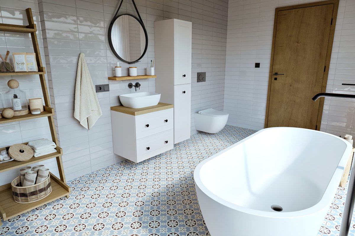 SIKO_Hygge koupelna v bílých barvách, světlá patchwork dlažba, volně stojící vana, dřevěný regál, stylové doplnky, černé baterie, kulaté zrcadlo.