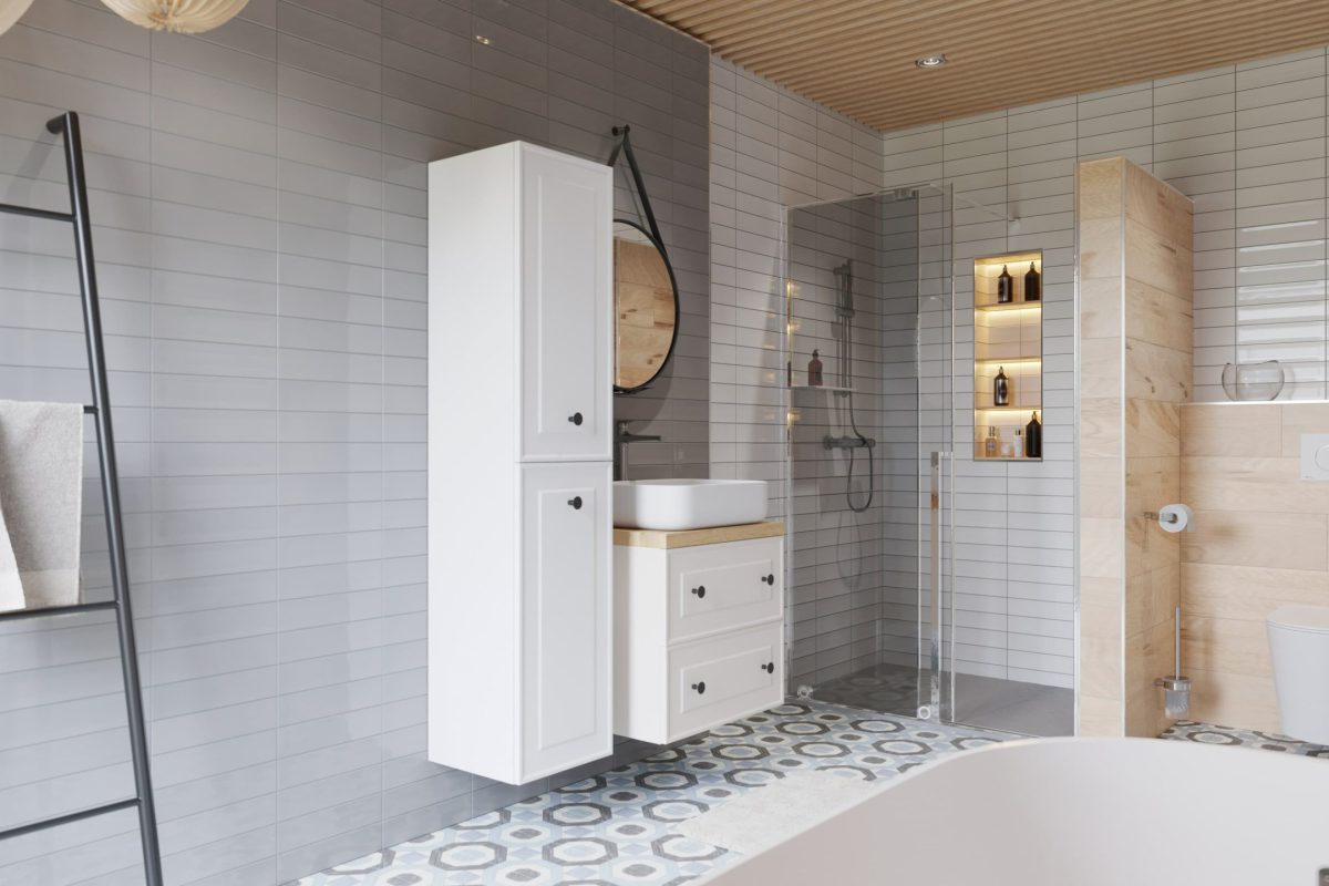 SIKO_Hygge skandinávská koupelna ve světlých barvách, bílý koupelnový nábytek, umyvadlo na desku, závěsné WC a volně stojící vana i sprchový kout.