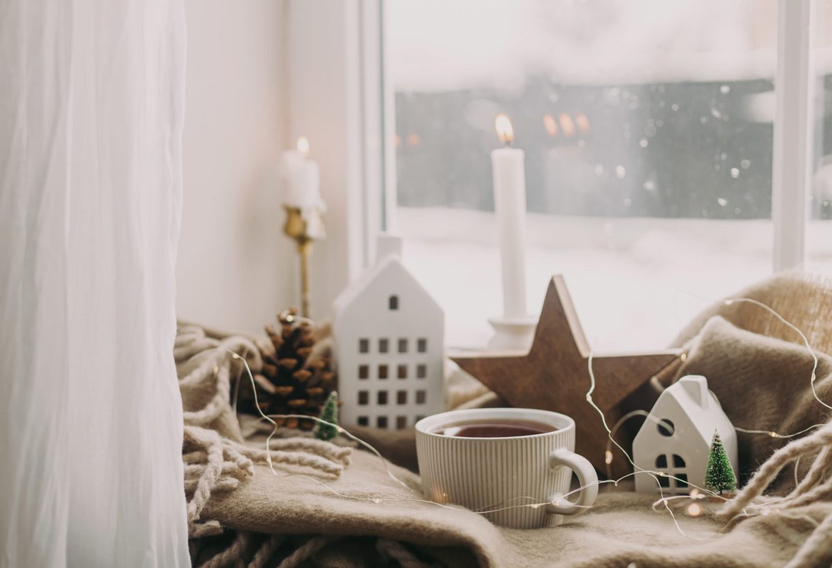 SIKO_Hygge, zimní atmosféra, dekorace na okenním parapetu, hvězdy, domečky, horký šálek čaje.
