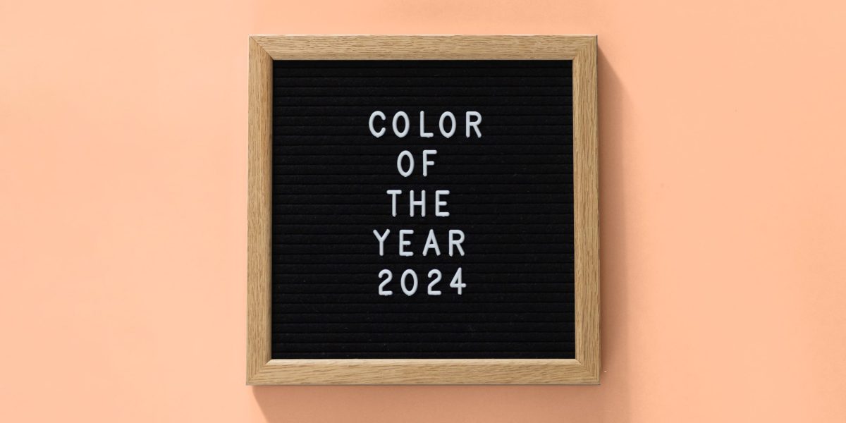 SIKO_Barva roku 2024 peach fuzz, broskvově růžová hřejivá, romantická, útulná barva, tabulka s nápisem barva roku.