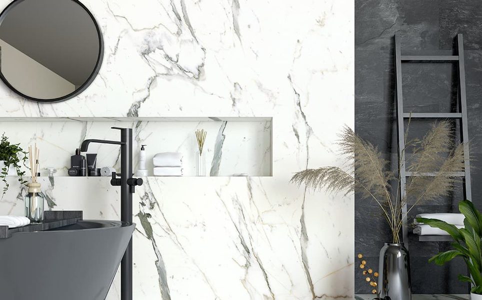 SIKO_Inspirace obkladové panely v koupelně v designu bílého a šedého mramoru nebo kamene. Volně stojící černá vana, vysoká podlahová vanová baterie.