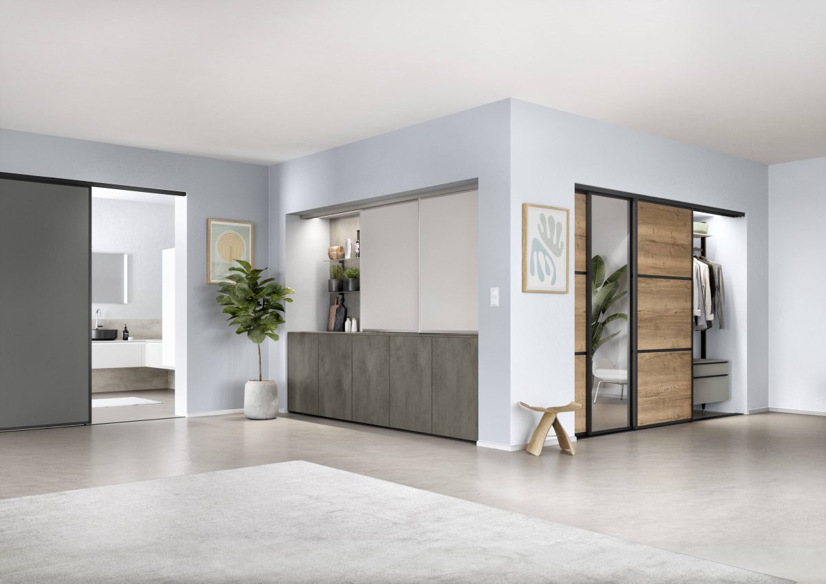 SIKO_Inspirace řešení vestavné skříně v chodbě, hale i ložici, praktické poosuvné dveře, zrcadlová plocha, dřevěný design s černými detaily.