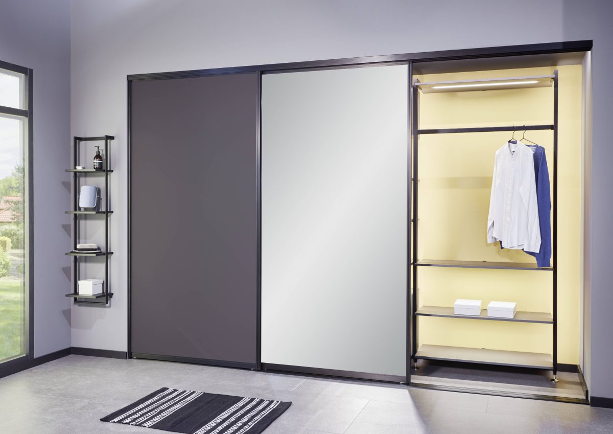 SIKO_Moderní a praktické řešení vstupní haly vybavené regálovým systémem s plicemi a věšáky, úložný prostor a skříňky i botníky v šedivé trendy barvě.