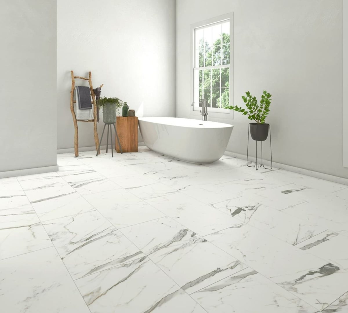 SIKO_Obkladové panely na zdech i podlaze v designu bílého mramoru s tmavým žilkováním. Volně stojící vana. Minimalistická koupelna.