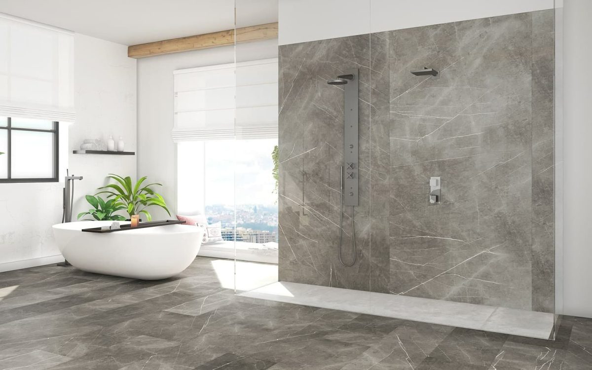 SIKO_Obkladové panely v koupelně s volně stojící vanou a sprchovým koutem walk-in. Vysoké okno v koupelně. Minimalistický styl koupelny.