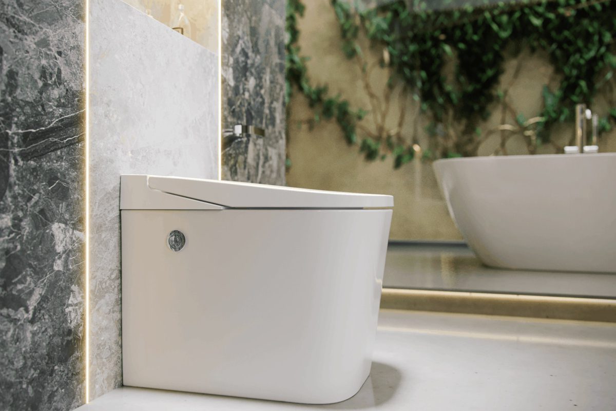 SIKO_Úsporná stojící toaleta SAT Optimflush v elegantním provedení splachuje s minimem vody.