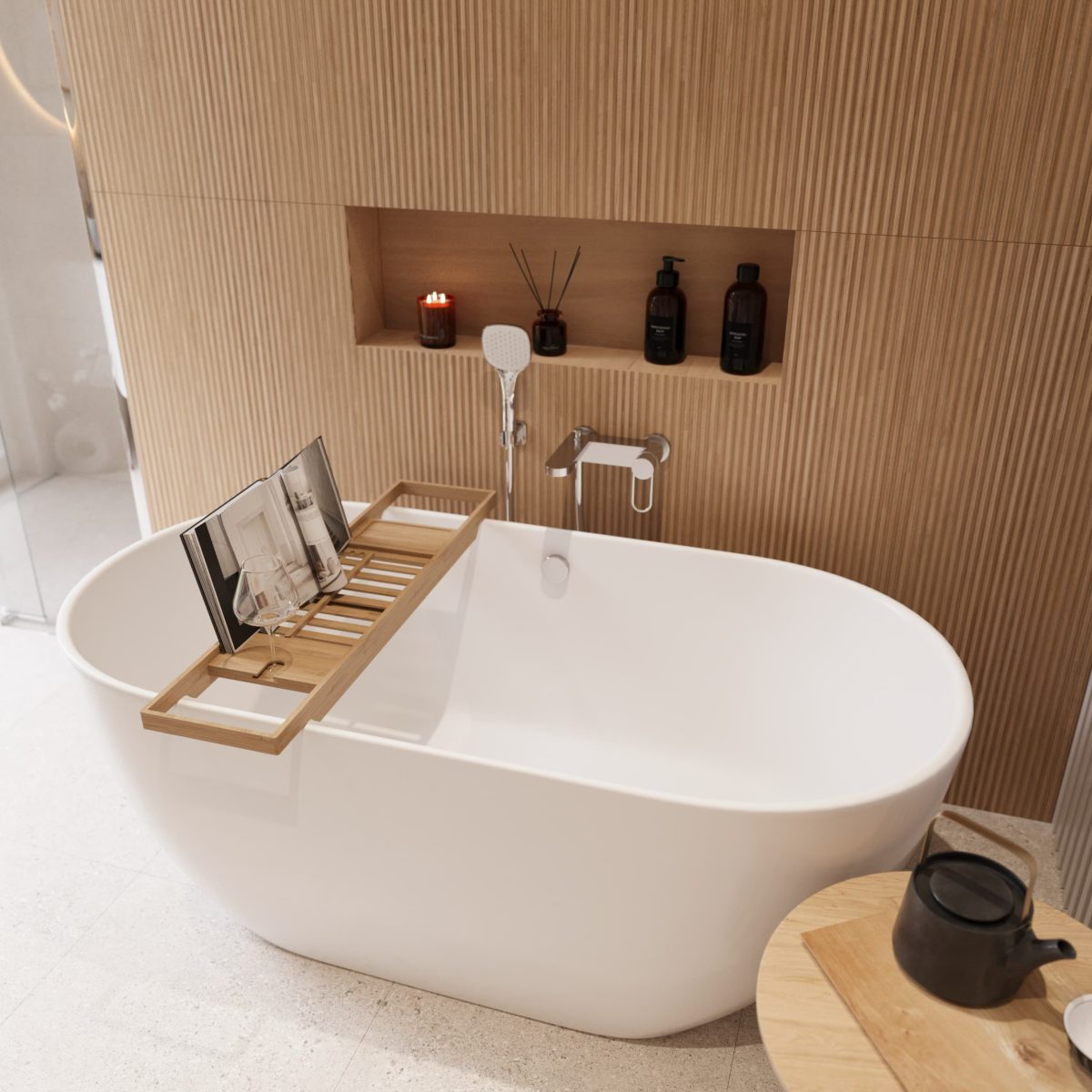 SIKO_Volně stojící vana s dřevěnou poličkou na vanu, dřevěný obklad v designu lamel, nika u vany, koupelna v japandi stylu a doplňky.
