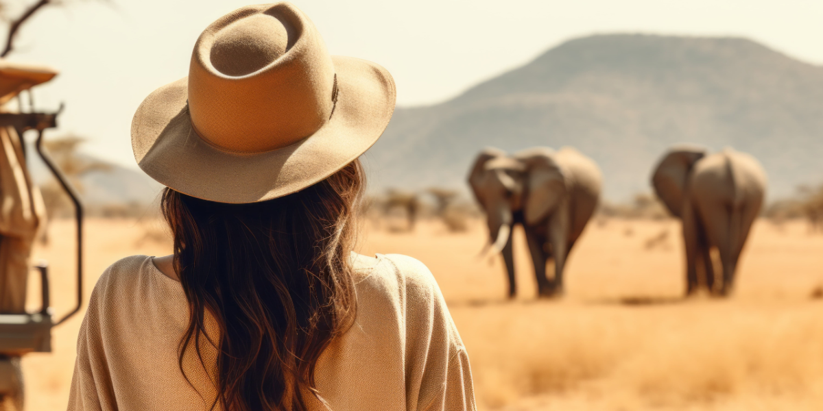 SIKO_Cover Safari koupelna, žena v klobouku v africkém safari se slony.