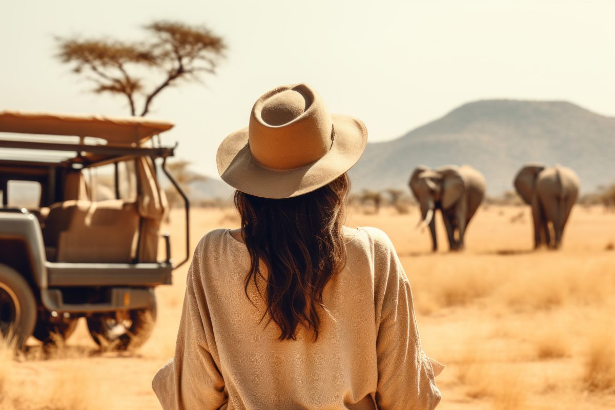SIKO_Stylové řešení safari koupelna, žena v klobouku na safari, africká příroda se slony.