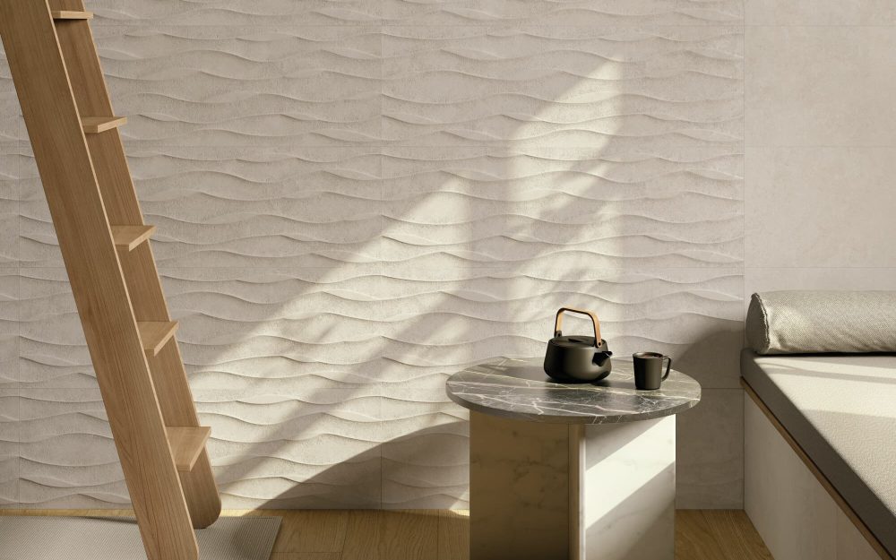 SIKO_Wabi sabi inspirace interiér, strukturovaný světlý obkad, dřevěná podlaha, dřevěný žebřík, japonský čajový servis, místo pro odpočinek a relax.