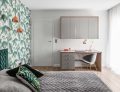 SIKO_COVER_Dvere v paneláku, spálňa v paneláku s pracovným kútikom, výrazný kvetinový dekor na stene, sivý lesklý nábytok a písací stôl